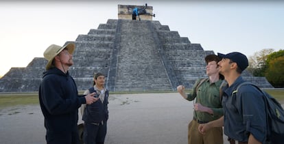 MrBeast (izquierda) y su equipo frente a la pirámide de Chichén Itzá, en un video publicado este mes en su canal de Youtube.