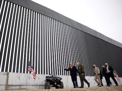 U.S. President Donald Trump visits the U.S.-Mexico border wall, in Alamo, Texas, U.S., January 12, 2021. REUTERS/Carlos Barria