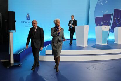 La presidenta del BCE, Christine Lagarde, y el vicepresidente, Luis de Guindos, tras la rueda de prensa de este jueves.