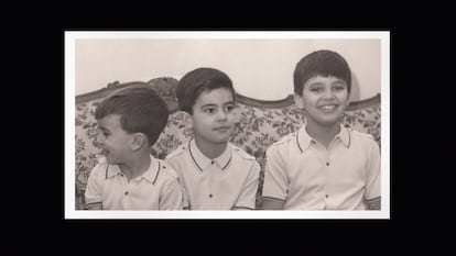 Desde la izquierda, Álvaro, Enrique y Javier Urquijo, en una imagen del álbum familiar.
