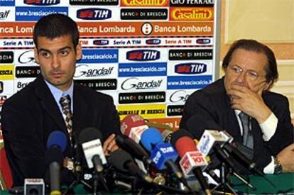 Guardiola, junto al presidente del Brescia, Luigi Corioni, durante la rueda de prensa en la que proclamó su inocencia, el pasado día 22.
