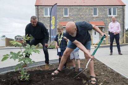 Beckham plantando un árbol con el organizador de Glastonbury, Michael Eavis y el nieto de este último. Se trata de un proyecto para potenciar la zona donde se celebra el festival.