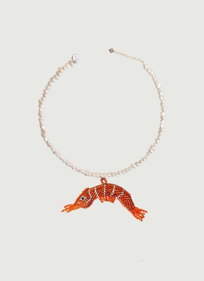 «Hecho a mano en México con mucho amor», esta es la mejor descripción para este collar de Amori Mori, una firma que tiene como guía la alegría y el color. Su collar con perlas de agua dulce y un colgante en forma de gamba es una pieza no sólo inigualable s también viral. 64,95 €