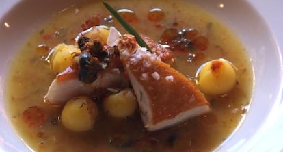 Lomo de peto en caldo marinero, con mojo de azafranillo y papas negras