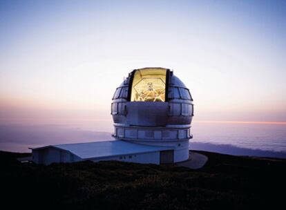 Atardece en el Roque de los Muchachos. Y el Gran Telescopio Canarias abre su párpado por encima del mar de nubes y se prepara para mirar a las estrellas
