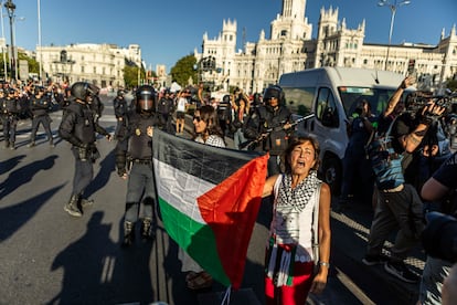 Dos mujeres sujetan una bandera palestina en los alrededores de la plaza de Cibeles.
