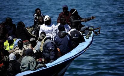 Una patera de 200 refugiados llega a Lampedusa, en abril de 2011. 