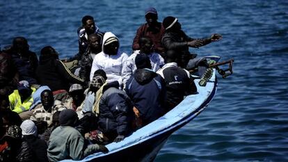 Una patera de 200 refugiados llega a Lampedusa, en abril de 2011. 
