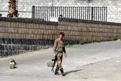 Un soldado yemení hace guardia frente al ministerio de Defensa de Yemen, en Saná. EFE/Archivo