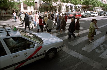Los conductores y peatones de las capitales españolas (en la foto, la calle de Alcalá de Madrid) no siempre mantienen una actitud vial respetuosa con las normas de tráfico.