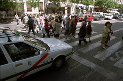 Los conductores y peatones de las capitales españolas (en la foto, la calle de Alcalá de Madrid) no siempre mantienen una actitud vial respetuosa con las normas de tráfico.