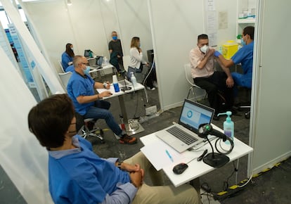 Un enfermero vacuna a un hombre en el centro de inmunización situado en la Fira de Barcelona el 11 de mayo de 2021.