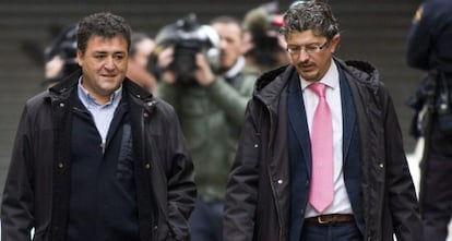 El exdirector general de Deportes de Baleares José Luis 'Pepote' Ballester (i) y su abogado llegan a los juzgados de Palma para prestar declaración.
