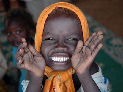 Una niña en Darfur, Sudán, sonríe al trabajador del PMA autor de la instantánea.