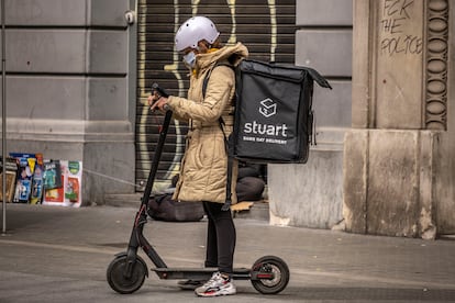 Una repartidora de la compañía Stuart, trabaja en Barcelona.