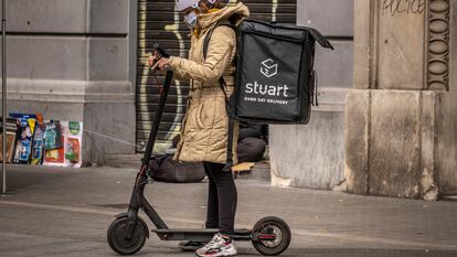 Una repartidora de la compañía Stuart, trabaja en Barcelona.