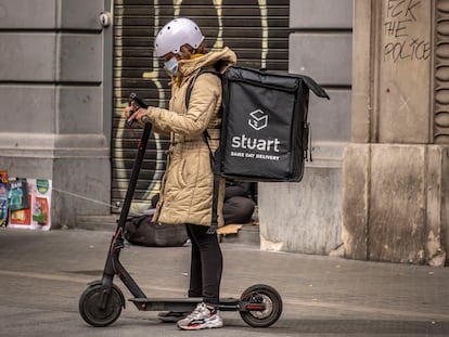 Una repartidora de la compañía Stuart, trabaja en Barcelona.