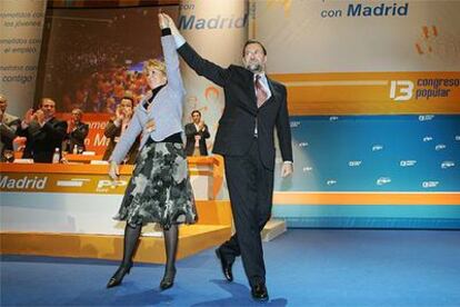 Rajoy y Aguirre saludan a los asistentes al congreso de los populares madrile?os durante la clausura.