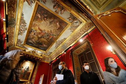 Salón del Consulado del Mar de la Llotja de Barcelona, con las pinturas de Pere Pau i Montañà.