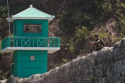 Um soldado norte-coreano às margens do rio Yalu.