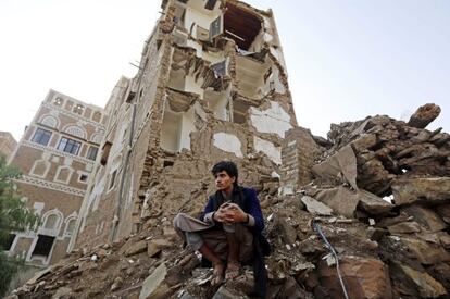 Un yemení observa desolado las ruinas de la ciudad de Saná.