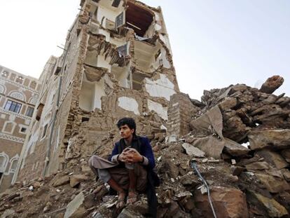 Un yemení observa desolado las ruinas de la ciudad de Saná.
