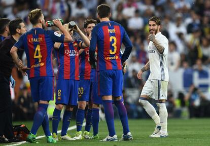 Sergio Ramos reacciona ante los jugadores del Barcelona, al ser expulsado por una entrada a Messi.