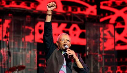 Hugh Masekela, en una actuación en Nairobi en 2016.