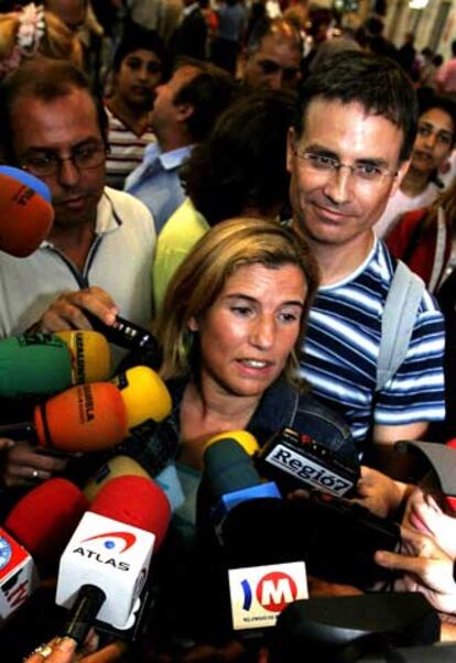 Lourdes Muñoz y su compañero, a su llegada a El Prat.