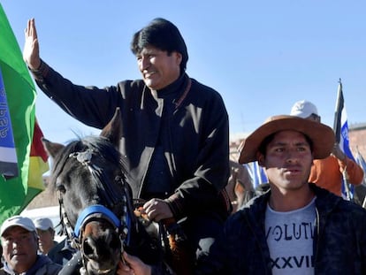 Evo Morales saluda a sus seguidores este jueves en Padcoyo (Bolivia).