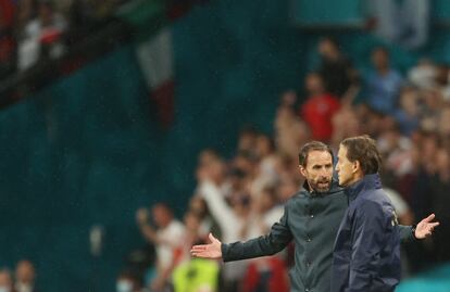 El entrenador de Inglaterra, Gareth Southgate (izq.), reacciona mientras el entrenador de Italia, Roberto Mancini (der.), mira desde la línea de banda durante el partido de fútbol de la final de la Eurocopa 2020 entre Italia e Inglaterra en el estadio de Wembley en Londres el 11 de julio de 2021.