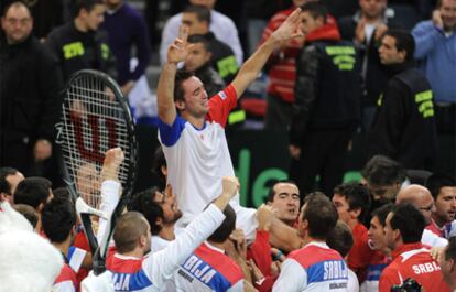 Los tenistas serbios celebran la victoria final ante Francia.