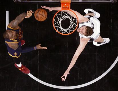 LeBron James del Cavaliers en acción ante Pau Gasol del Spurs, el 27 de marzo de 2017, durante un juego de la NBA en el AT&T Center de San Antonio (Texas).