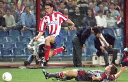 Aguilera salta por encima de Overmars