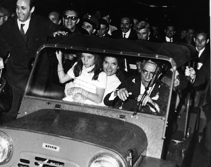 El coche

Después de salir de la pequeña iglesia de la isla, el matrimonio se subió junto con los hijos de Jackie, en un Austin Mini Moke, un coche diseñado por Alec Issigonis a principios de los años 60 que había sido proyectado como vehículo militar y que acabó siendo el vehículo de los ricos y famosos en sus vacaciones en la Riviera francesa, la cosa amalfitana o las islas griegas. 