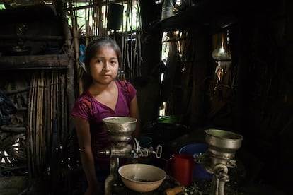 Rosa Bolivia tiene 12 años. Es hija de Juana López y va a la escuela. "Estoy aprendiendo las vocales", asegura. También ayuda a su madre en las tareas de la casa, como moler el maíz para hacer la harina con la que cocinarán las tortillas que comen prácticamente cada día. Al menos, en esta casa, tienen un molinillo. En otras, lo hacen con una piedra y mucha fuerza.