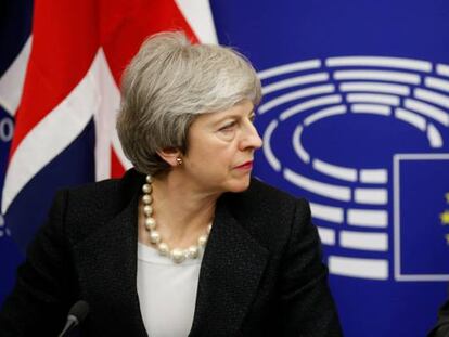 La primera ministra brit&aacute;nica, Theresa May, y el presidente de la Comisi&oacute;n Europea, Jean-Claude Juncker, este lunes.