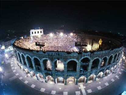 Vista general de la Arena de Verona durante una representación.