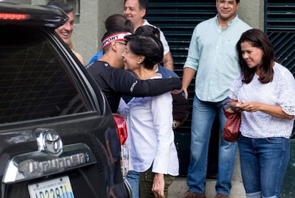 Antonieta Mendoza, la madre de Leopoldo L&oacute;pez, llega a su casa en Caracas (Venezuela). 