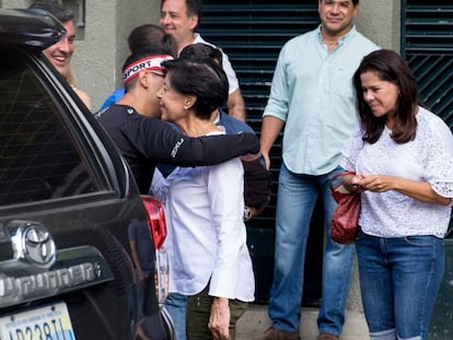 Antonieta Mendoza, la madre de Leopoldo L&oacute;pez, llega a su casa en Caracas (Venezuela). 