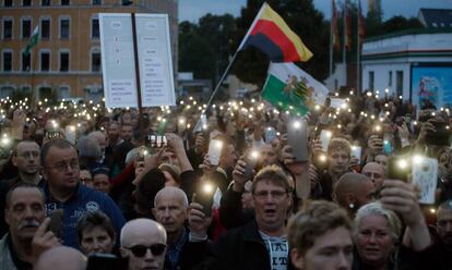 Manifestantes en la concentración organizada este jueves por el grupo de ultraderecha Pro Chemnitz este miércoles en esta ciudad del este de Alemania. 
 