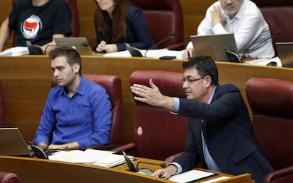 Enric Morera, portavoz de Comprom&iacute;s, y el diputado Fran Ferri, ayer en las Cortes, con el esca&ntilde;o de M&ograve;nica Oltra vac&iacute;o.