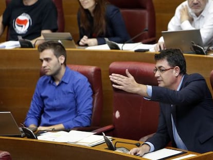 Enric Morera, portavoz de Comprom&iacute;s, y el diputado Fran Ferri, ayer en las Cortes, con el esca&ntilde;o de M&ograve;nica Oltra vac&iacute;o.