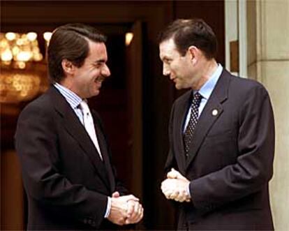 José María Aznar y Juan José Ibarretxe, en el palacio de la Moncloa, antes de iniciarse la entrevista.