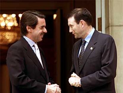 José María Aznar y Juan José Ibarretxe, en el palacio de la Moncloa, antes de iniciarse la entrevista.