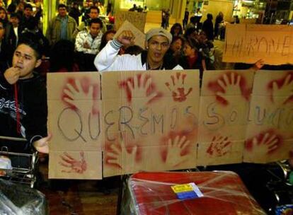 Protesta de los clientes de Air Madrid en El Prat (Barcelona).