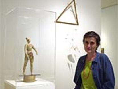María Jesús Abad posa frente a 'Mujer de circo' (1953), obra de Ángel Ferrant.