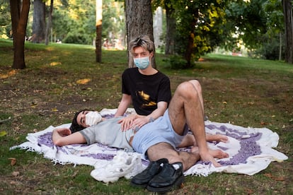 Santiago Daza (22) y Christian Fortún (22), en el Parque del Retiro