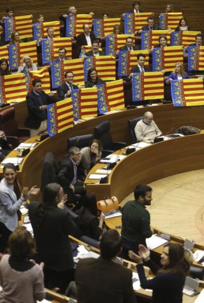 Diputats del PP protesten per la derogaci&oacute; de la Llei de senyes d&#039;identitat.