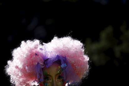 A performer dressed in costume prepares to participate in the Gay and Lesbian Mardi Gras parade in Sydney, Australia, March 5, 2016.    REUTERS/David Gray      TPX IMAGES OF THE DAY     